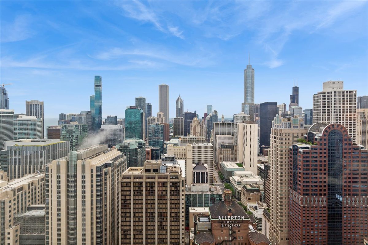 161 E Chicago Avenue Unit: 40DE