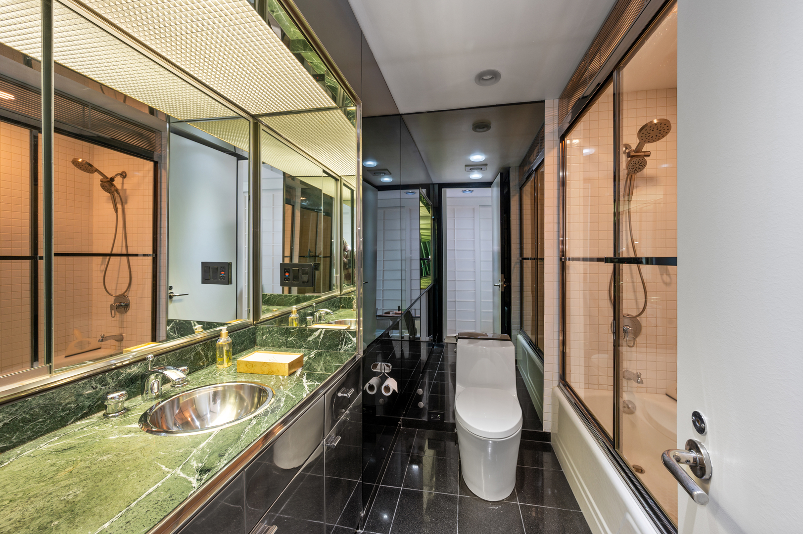 180 E PEARSON Street Unit: 6907