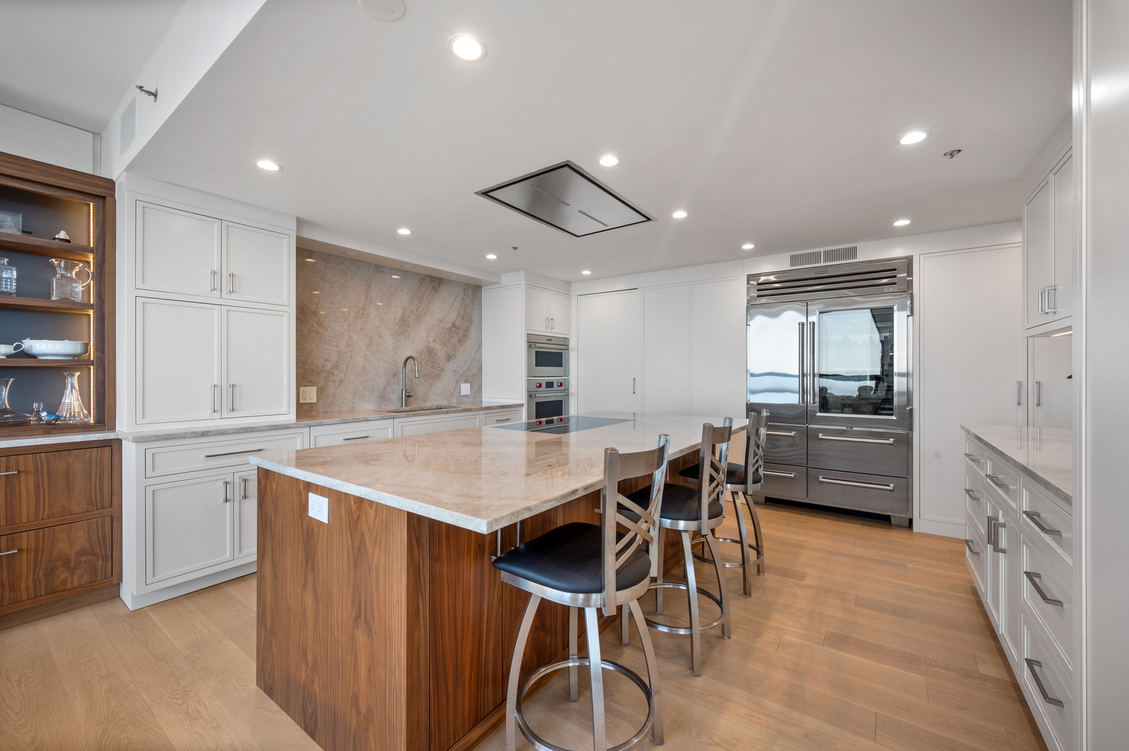 180 E PEARSON Street Unit: 6907