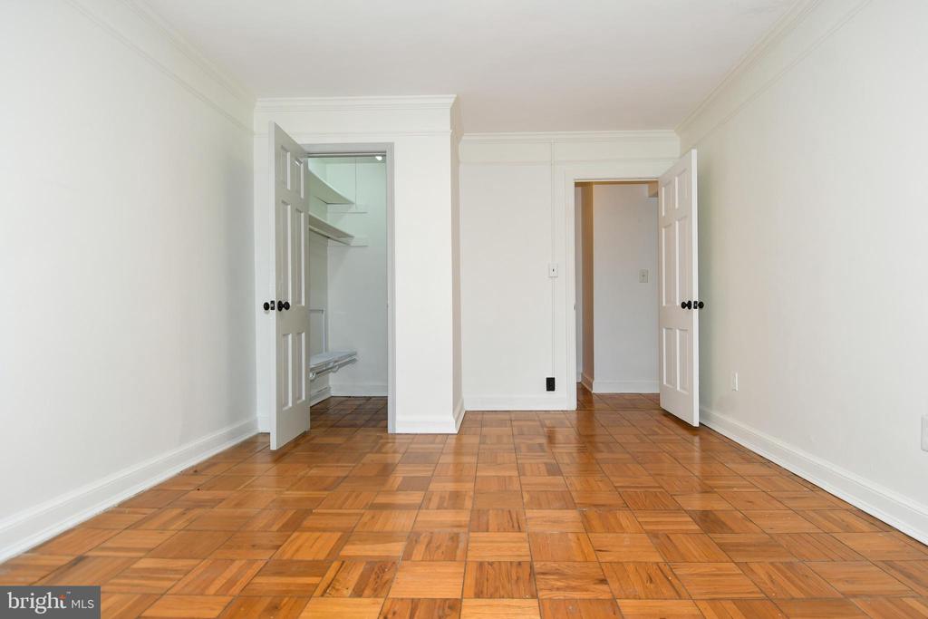 1604 W ABINGDON DRIVE 301