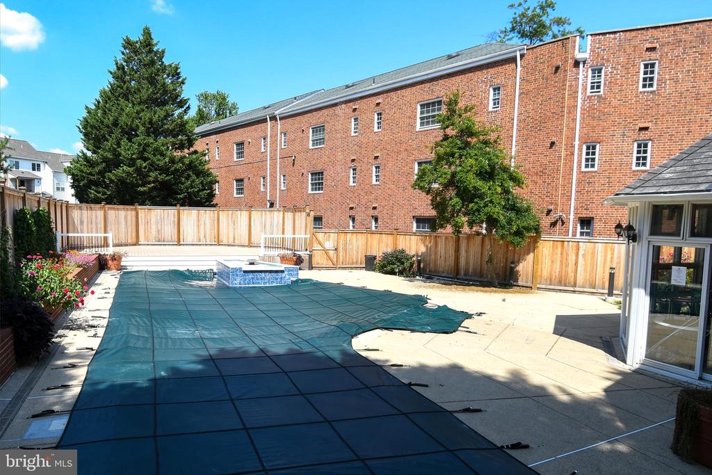 1604 W ABINGDON DRIVE 301