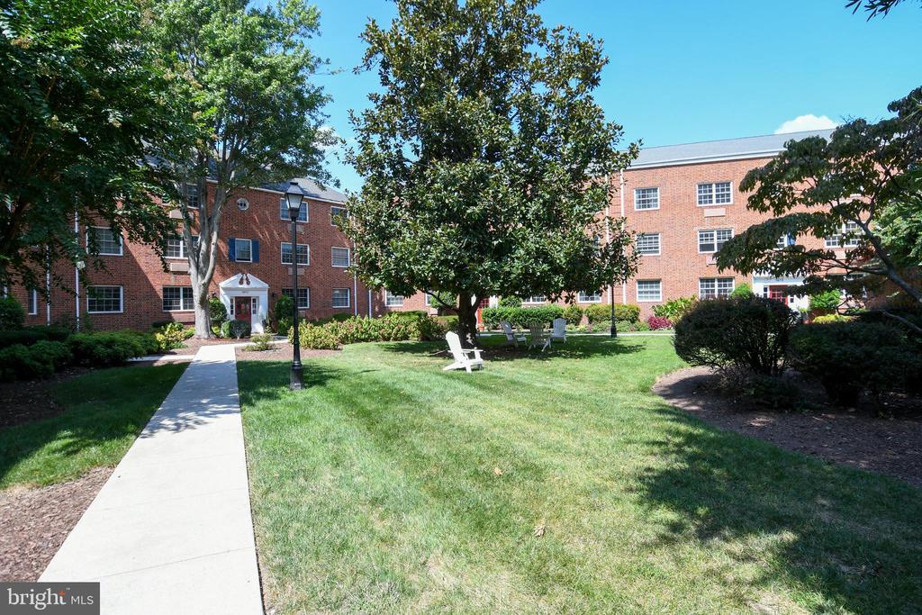 1604 W ABINGDON DRIVE 301
