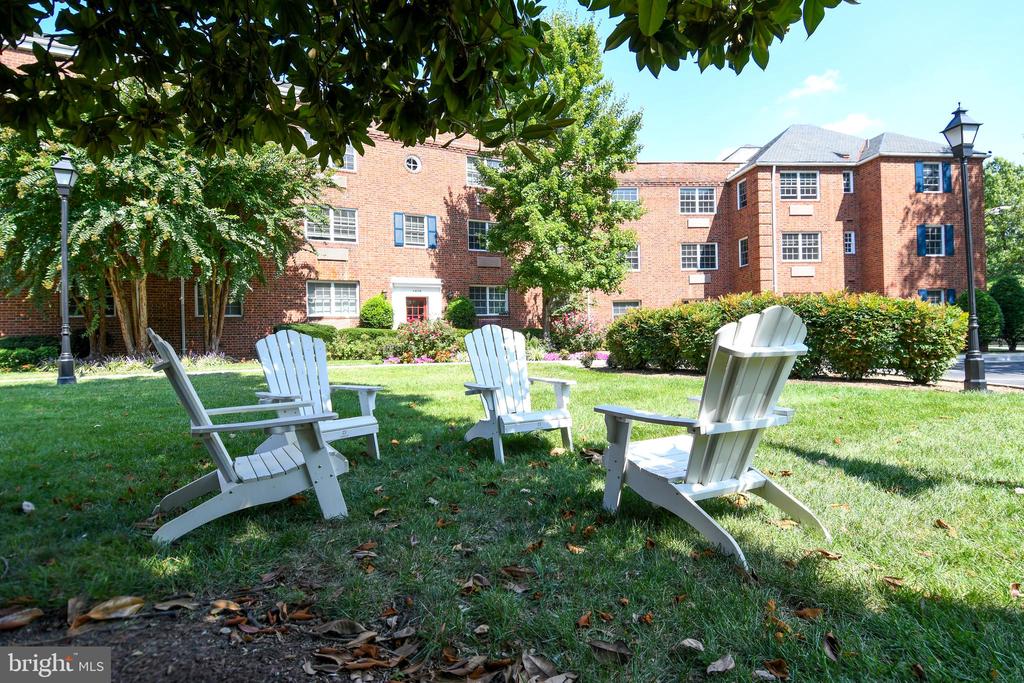1604 W ABINGDON DRIVE 301