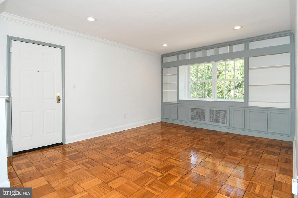 1604 W ABINGDON DRIVE 301