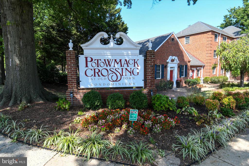 1604 W ABINGDON DRIVE 301
