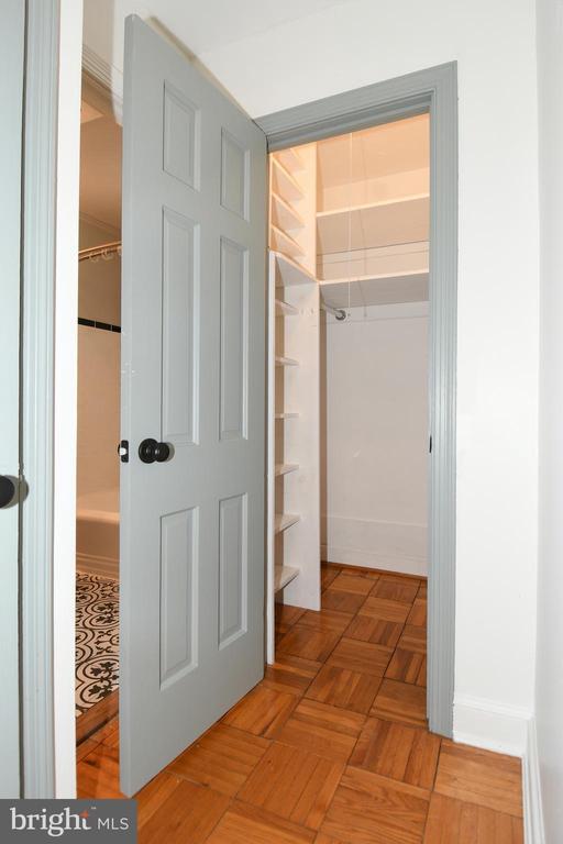 1604 W ABINGDON DRIVE 301