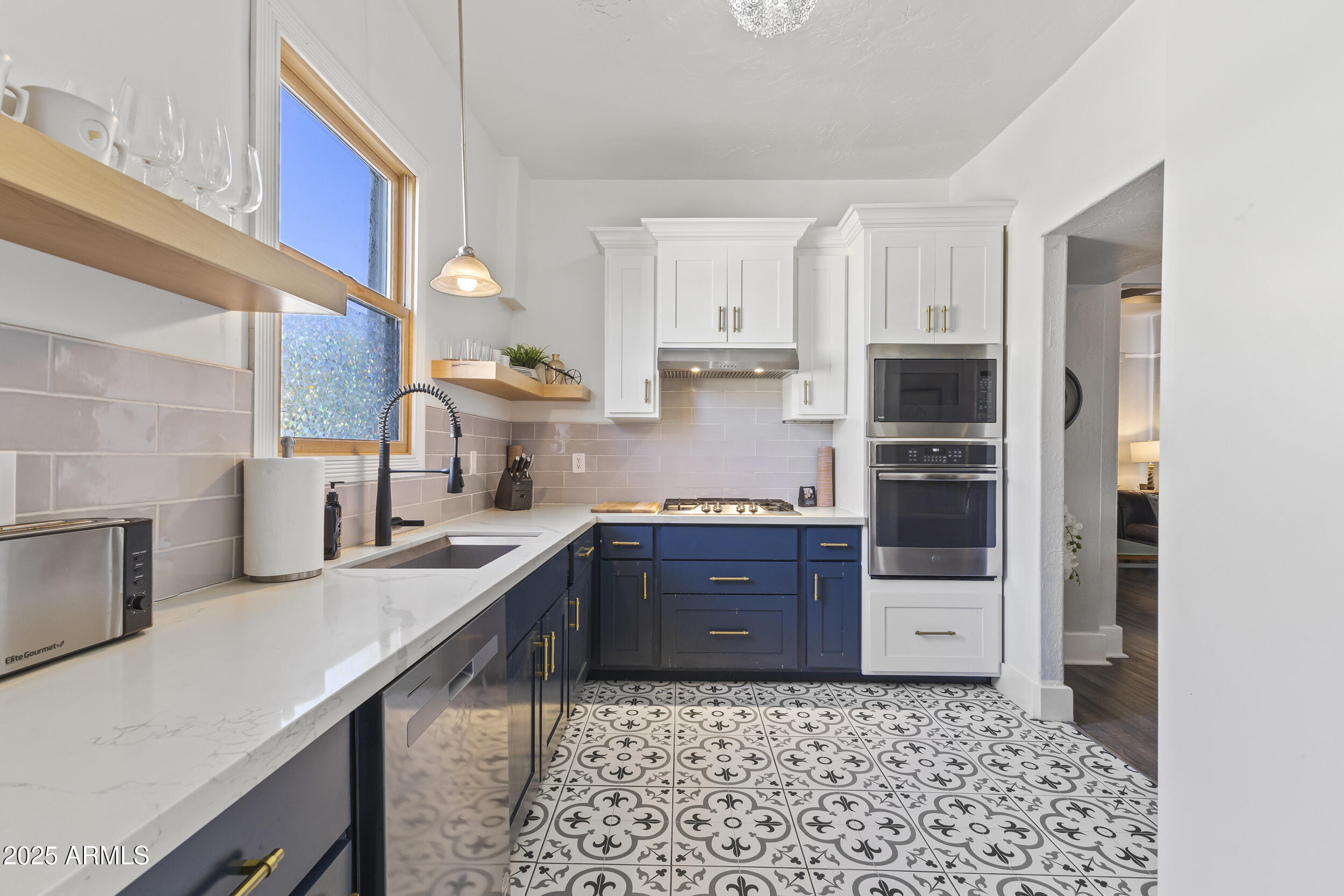 1315 W WOODLAND Avenue