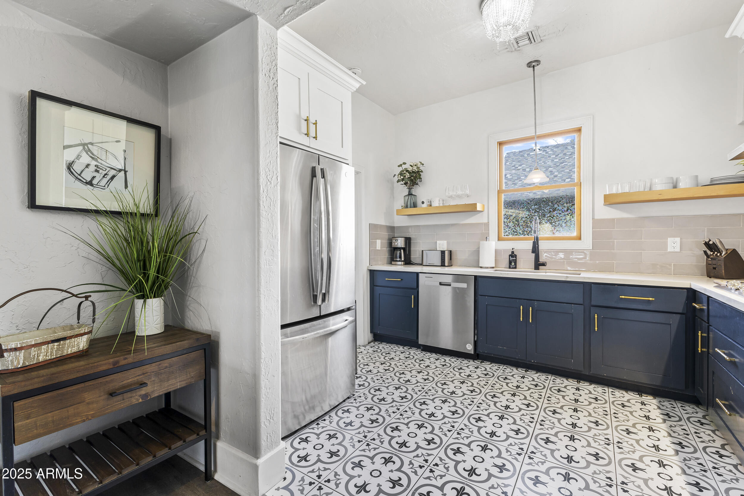 1315 W WOODLAND Avenue