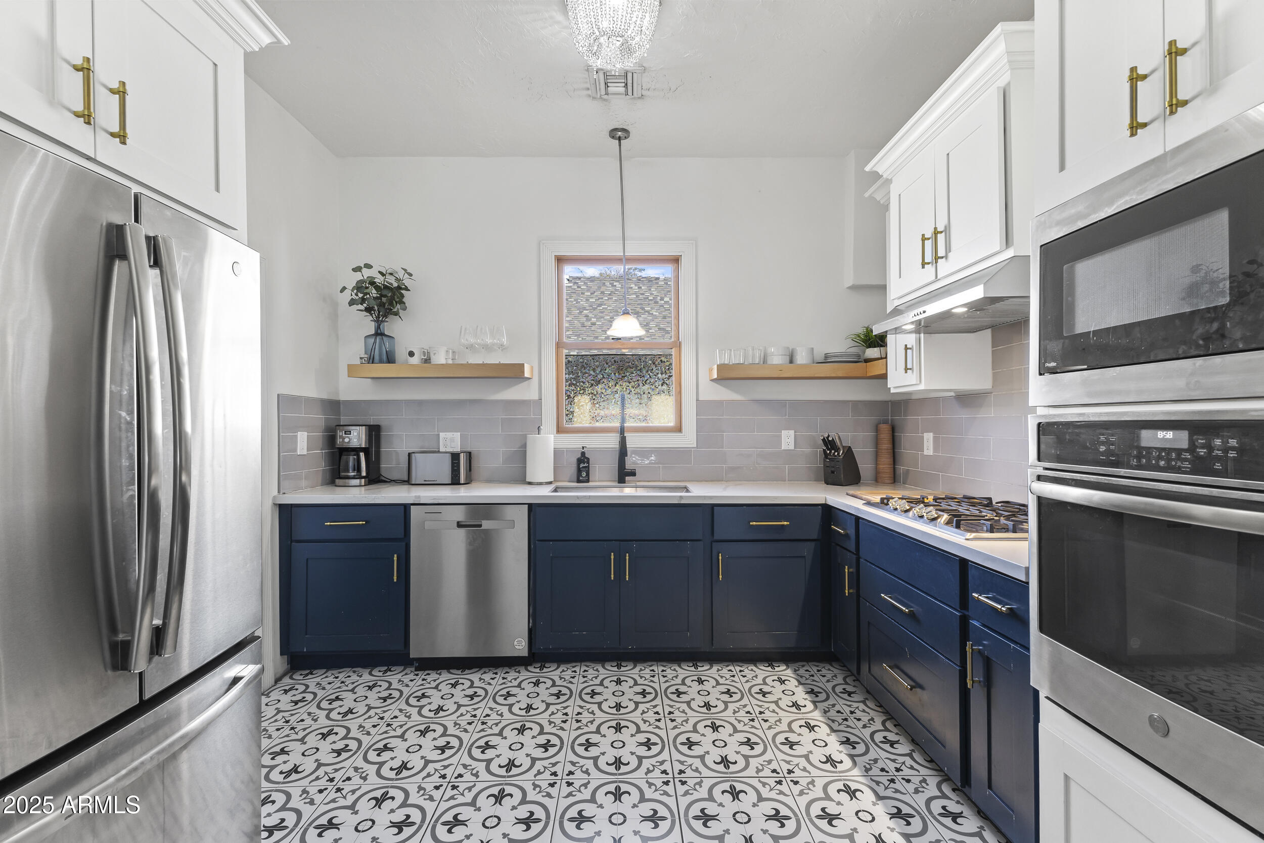 1315 W WOODLAND Avenue