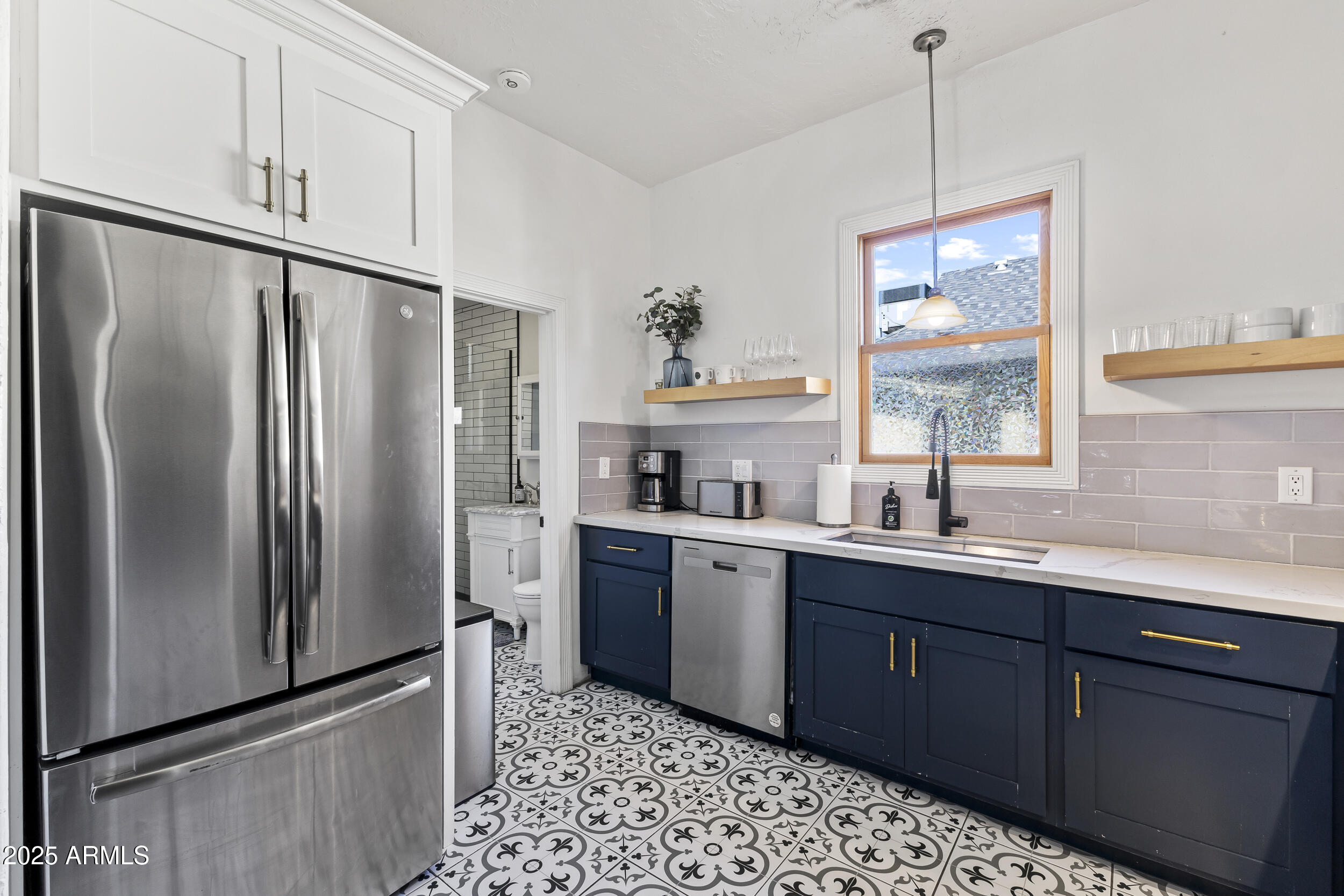 1315 W WOODLAND Avenue