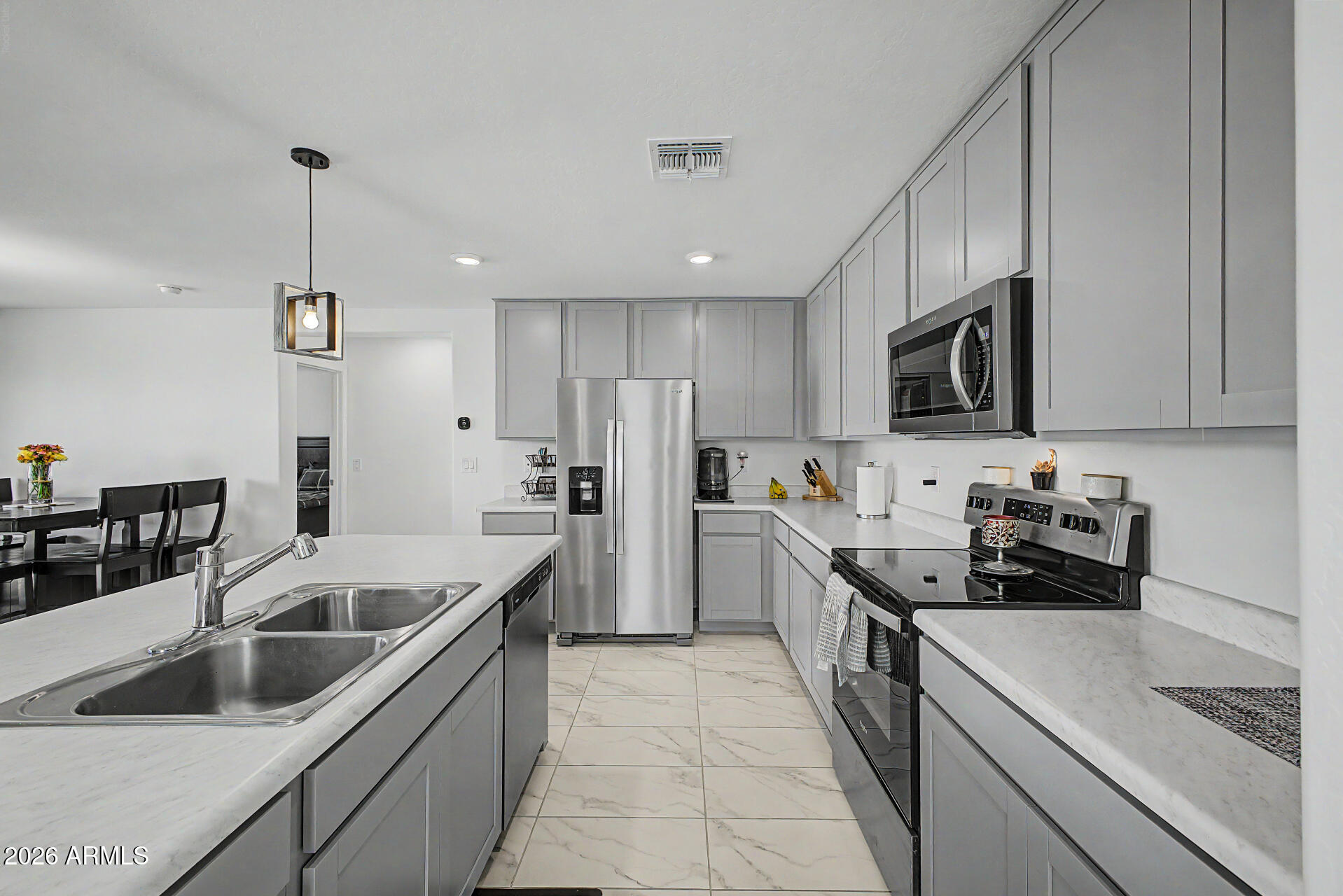 1556 W CENTRAL Avenue