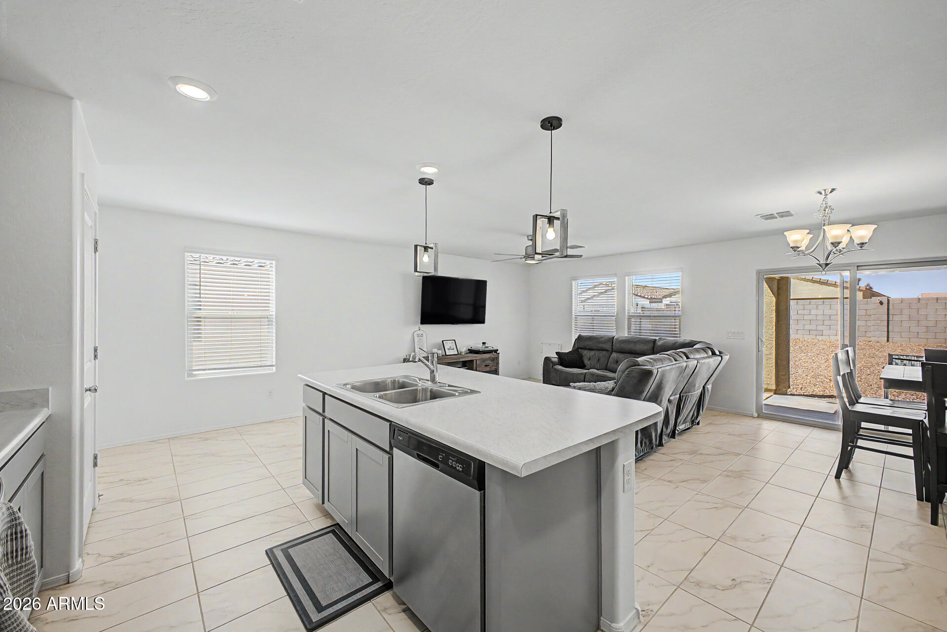 1556 W CENTRAL Avenue