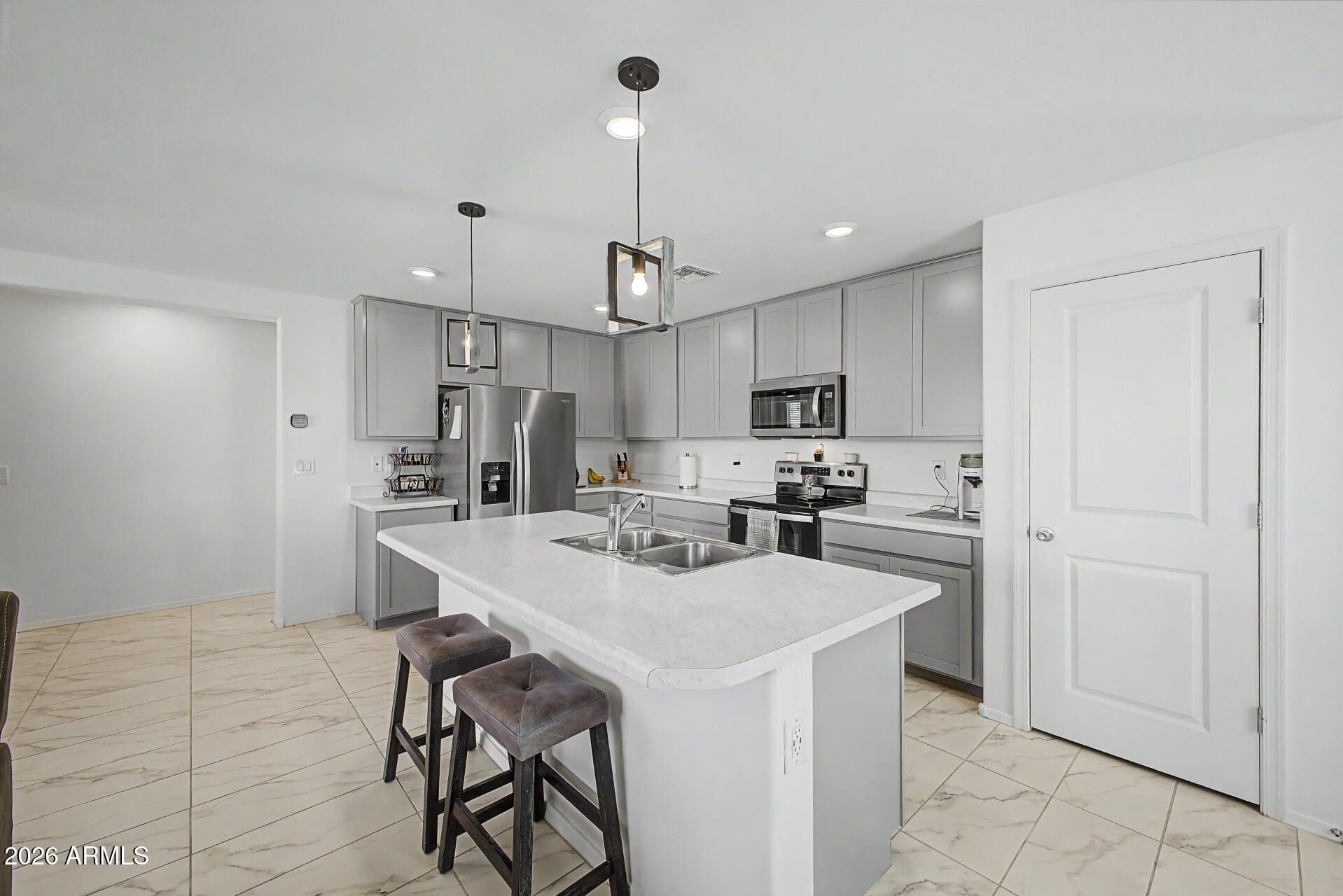 1556 W CENTRAL Avenue