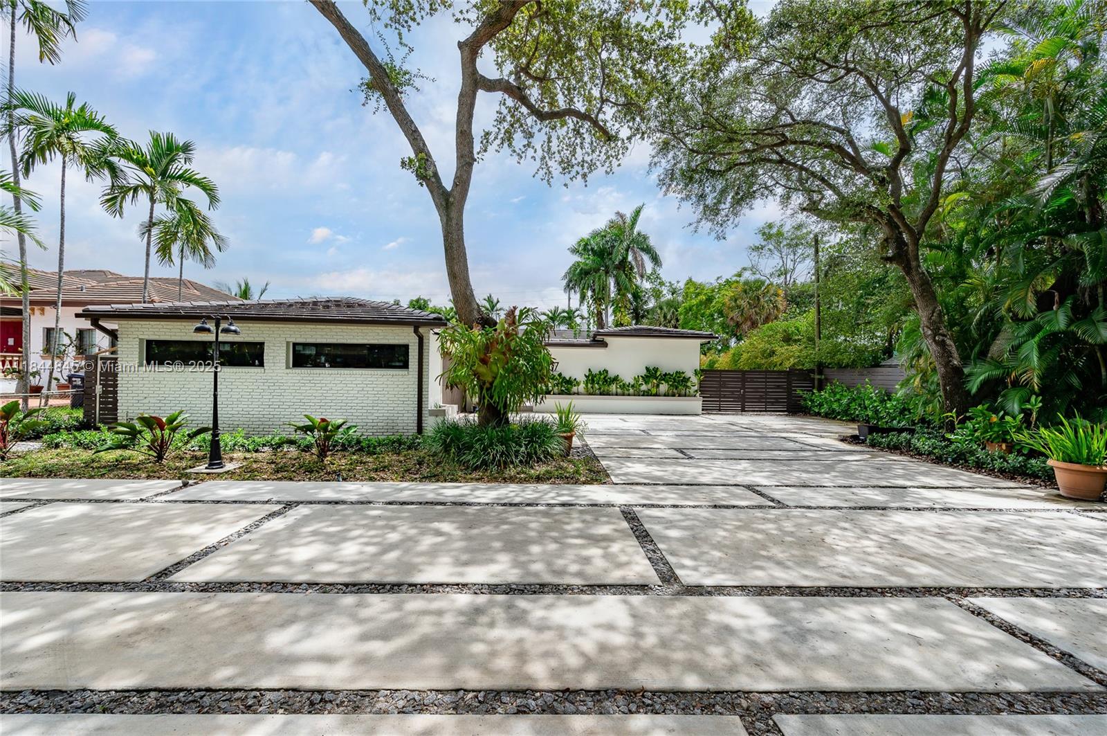 117 S Royal Poinciana Blvd