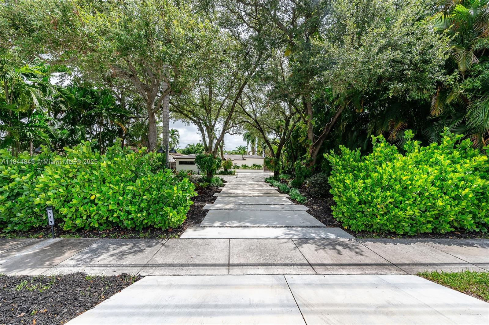 117 S Royal Poinciana Blvd
