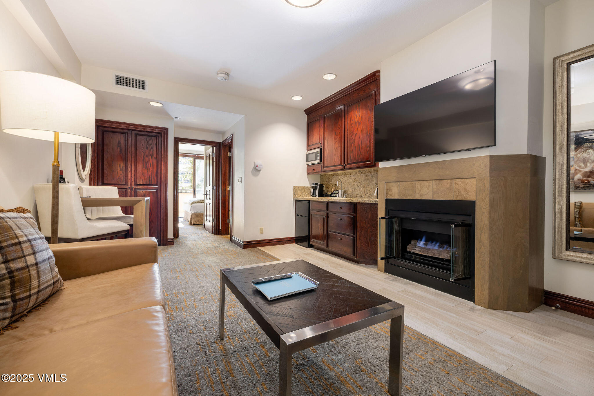 26 Avondale, 211