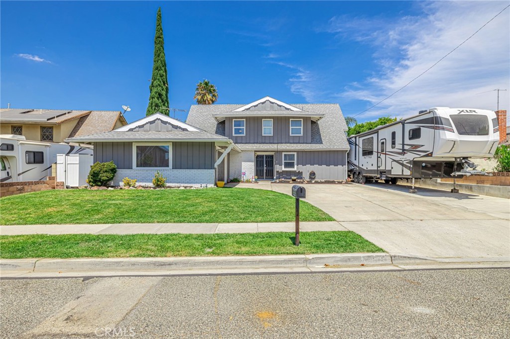 2575 Victoria
