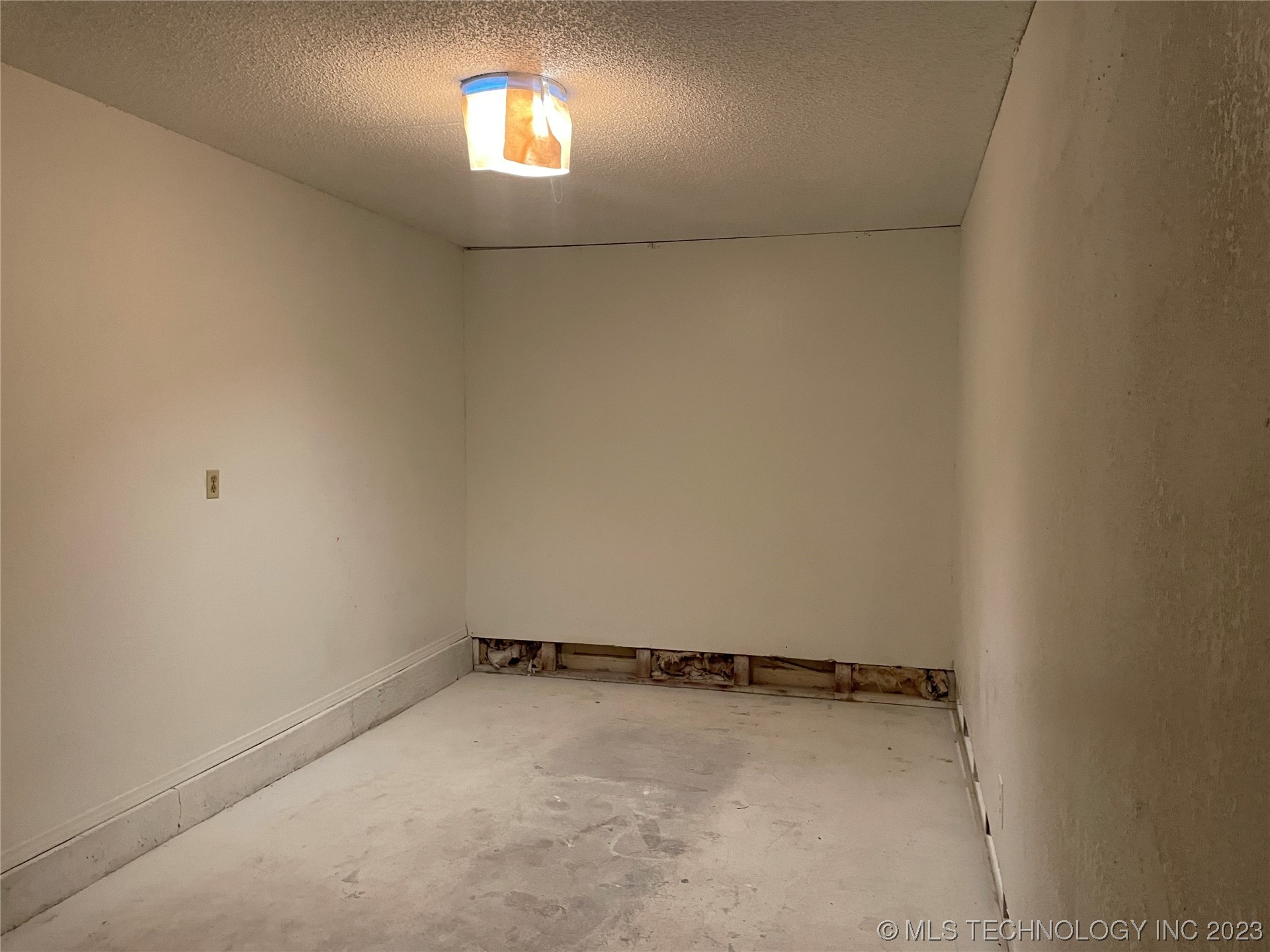 12102 S Maple Avenue