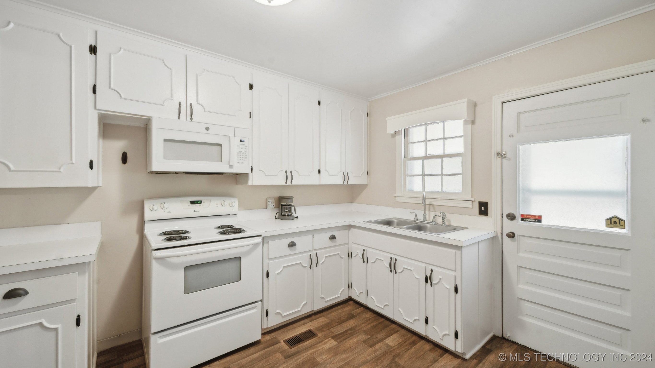 5917 E 4th Place
