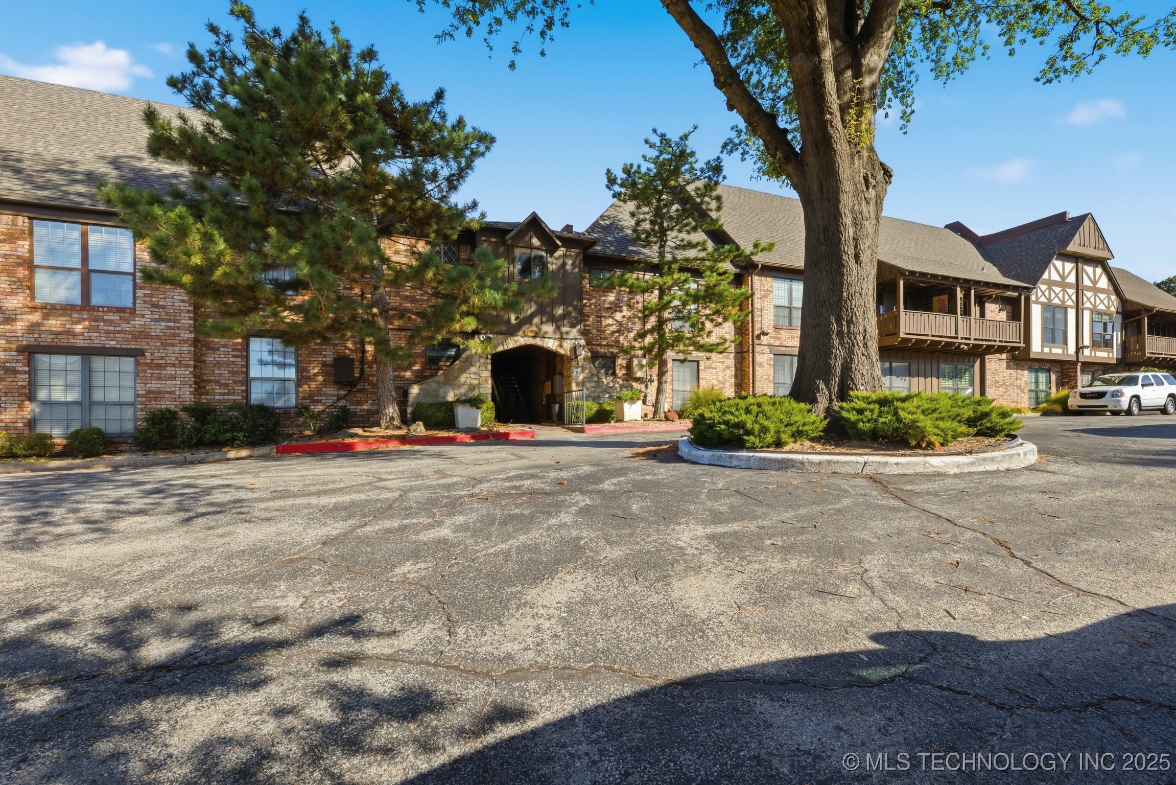 7 Woodward Boulevard E 218