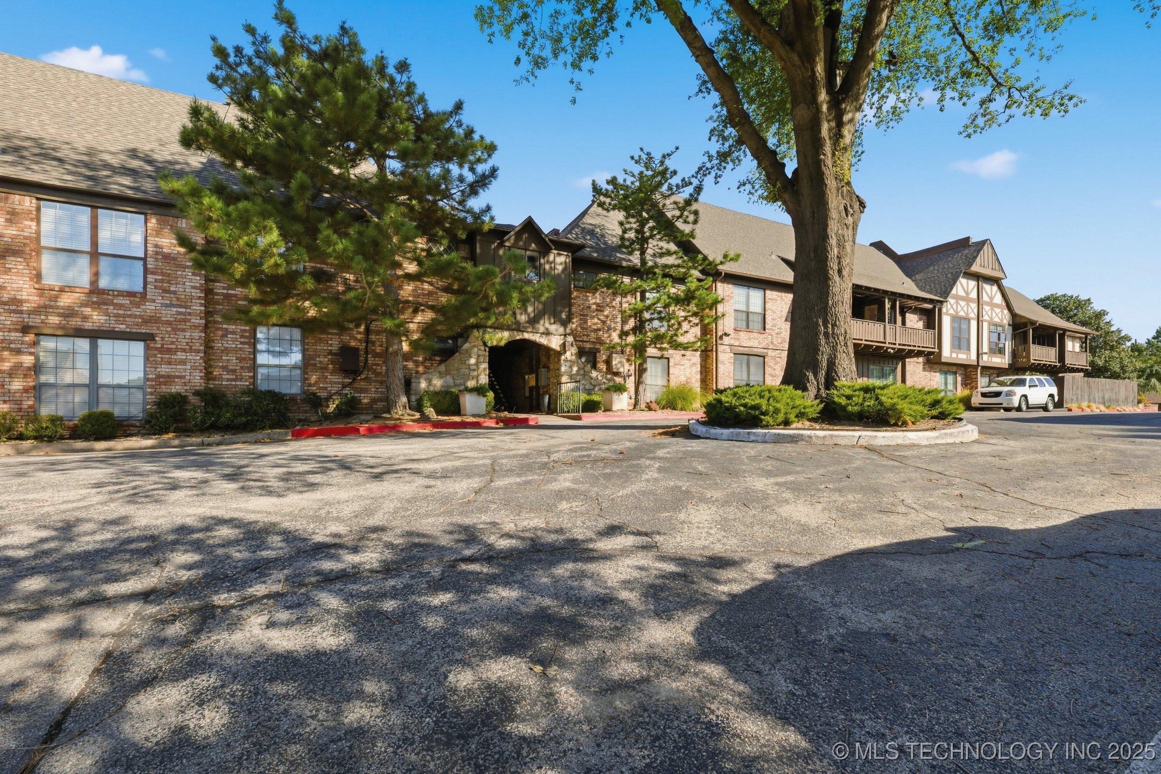 7 Woodward Boulevard E 218