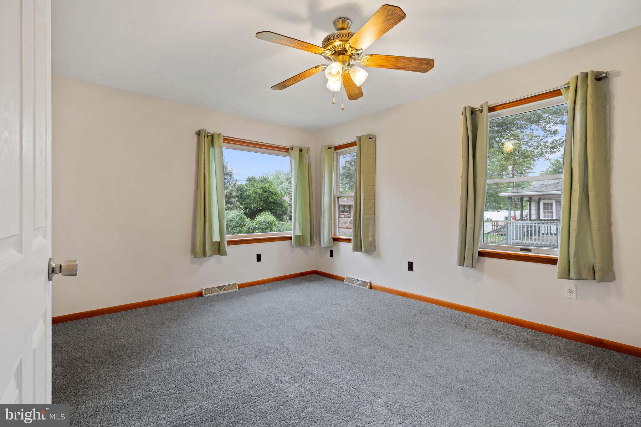 637 Williamsburg Ave