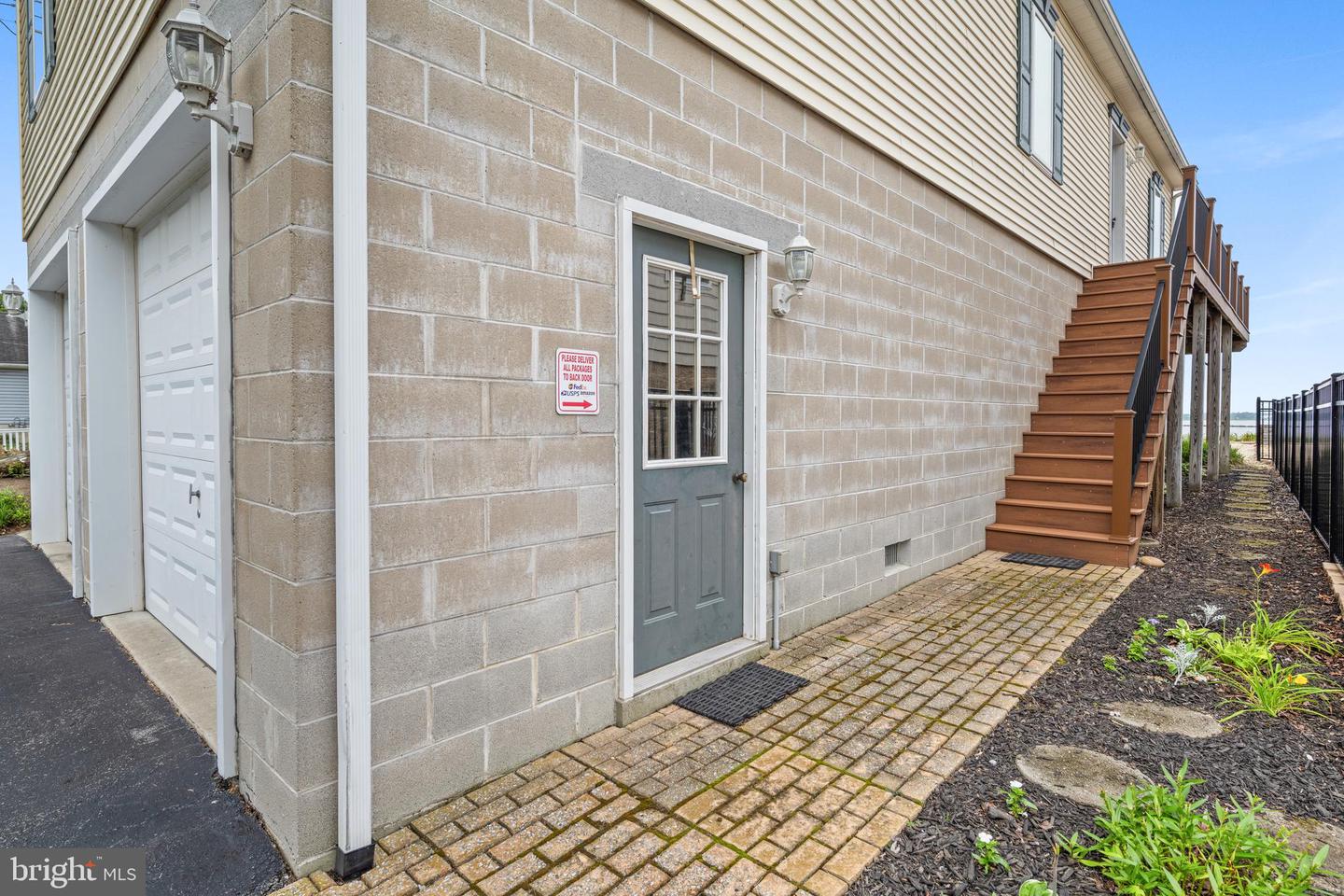 187 N River Dr