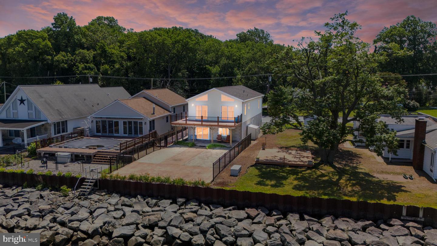 187 N River Dr