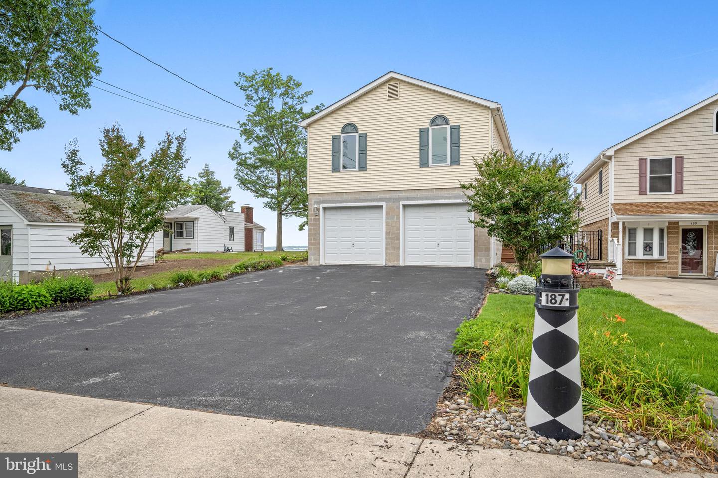 187 N River Dr