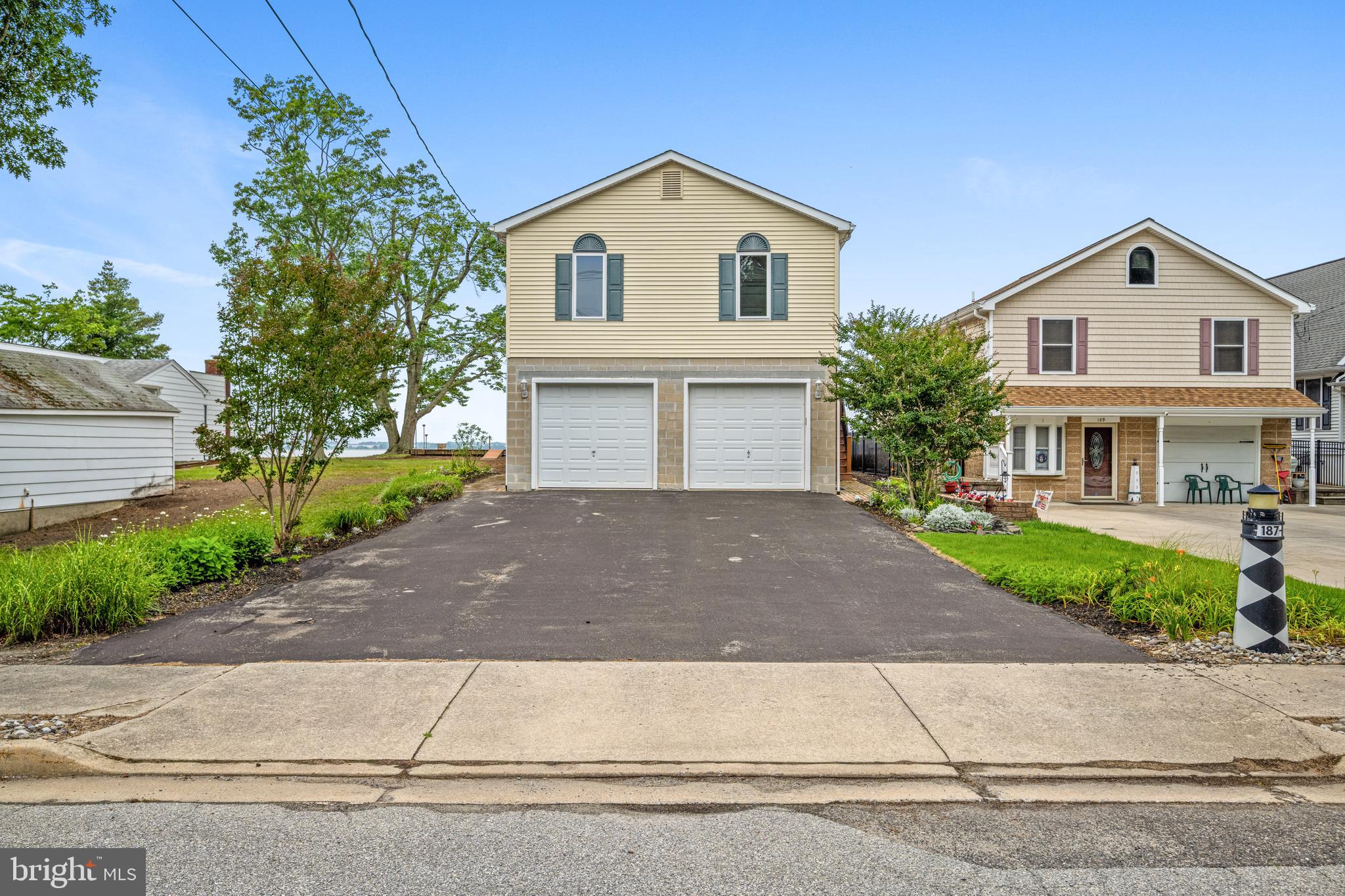 187 N River Dr