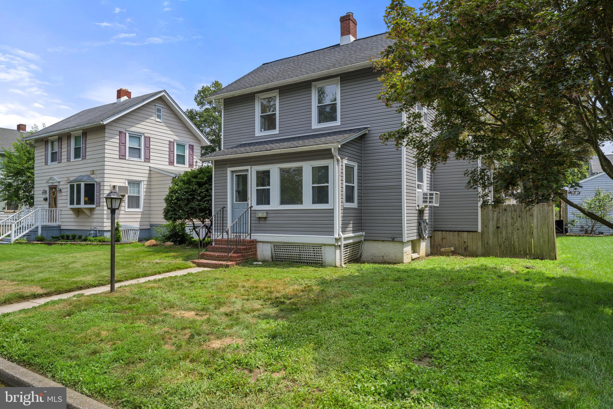 289 E St