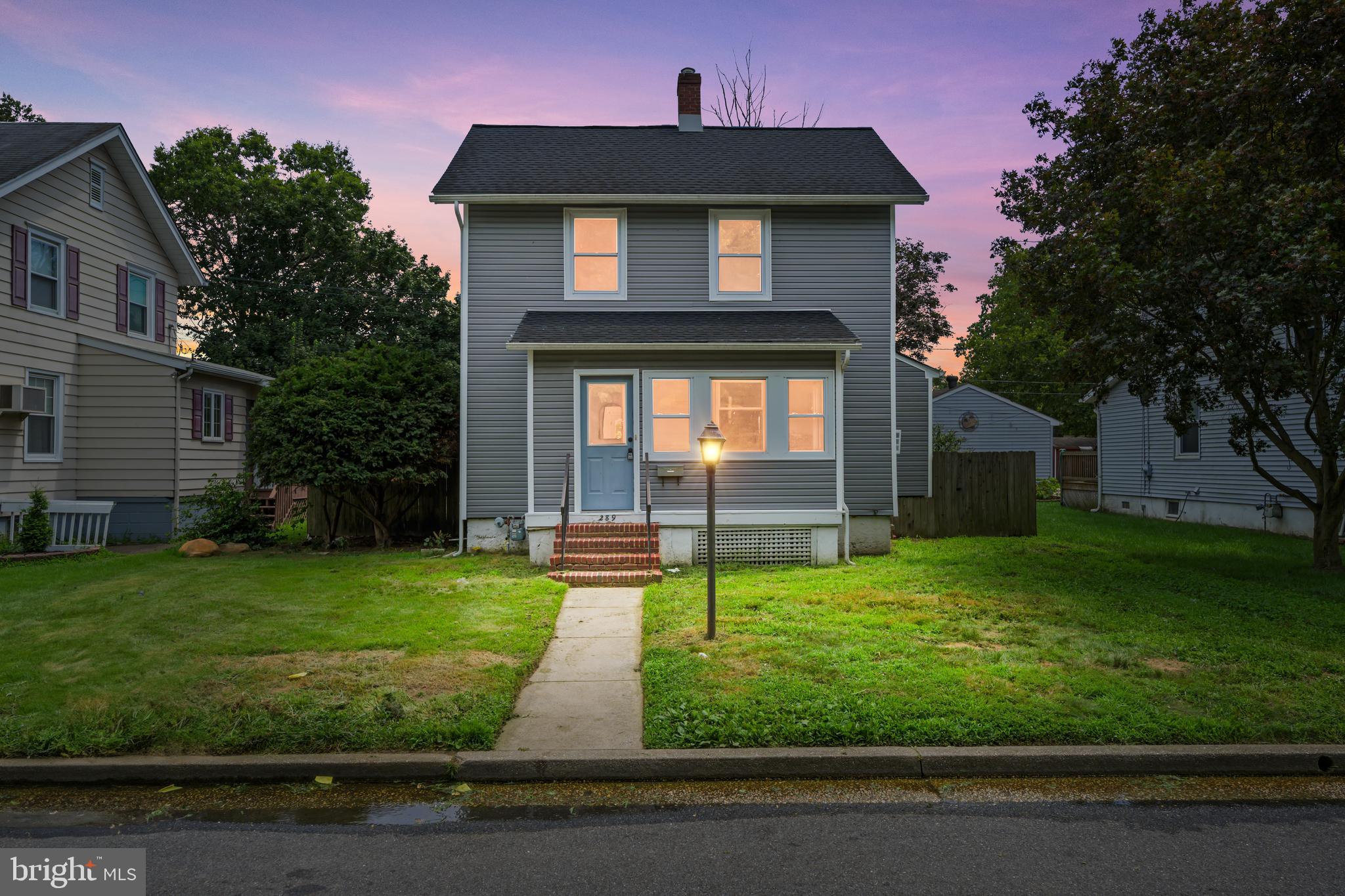 289 E St