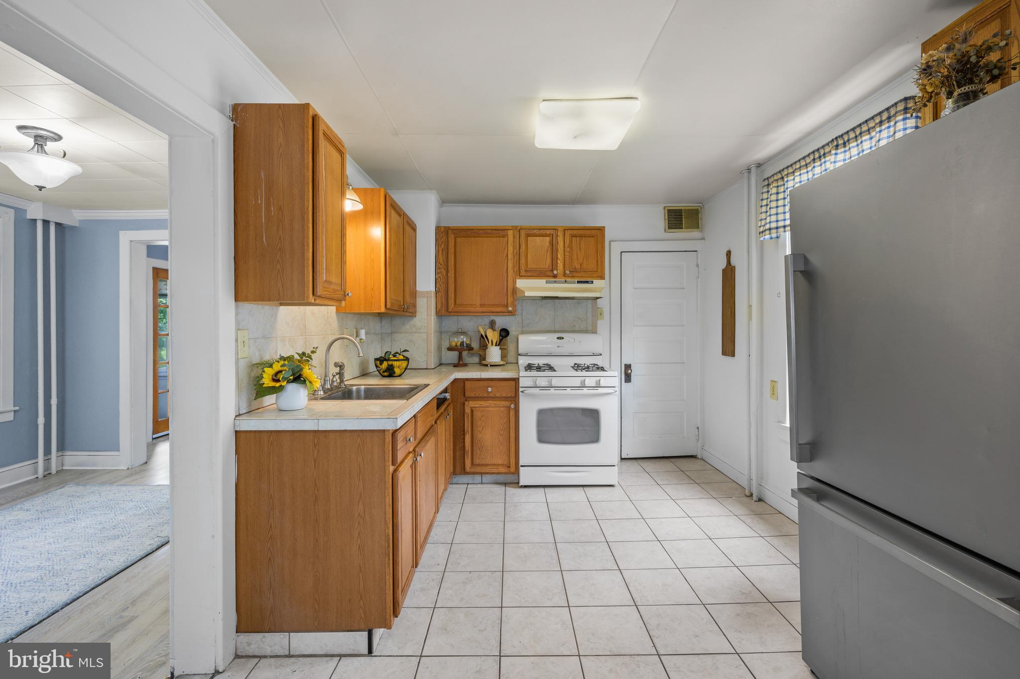 289 E St