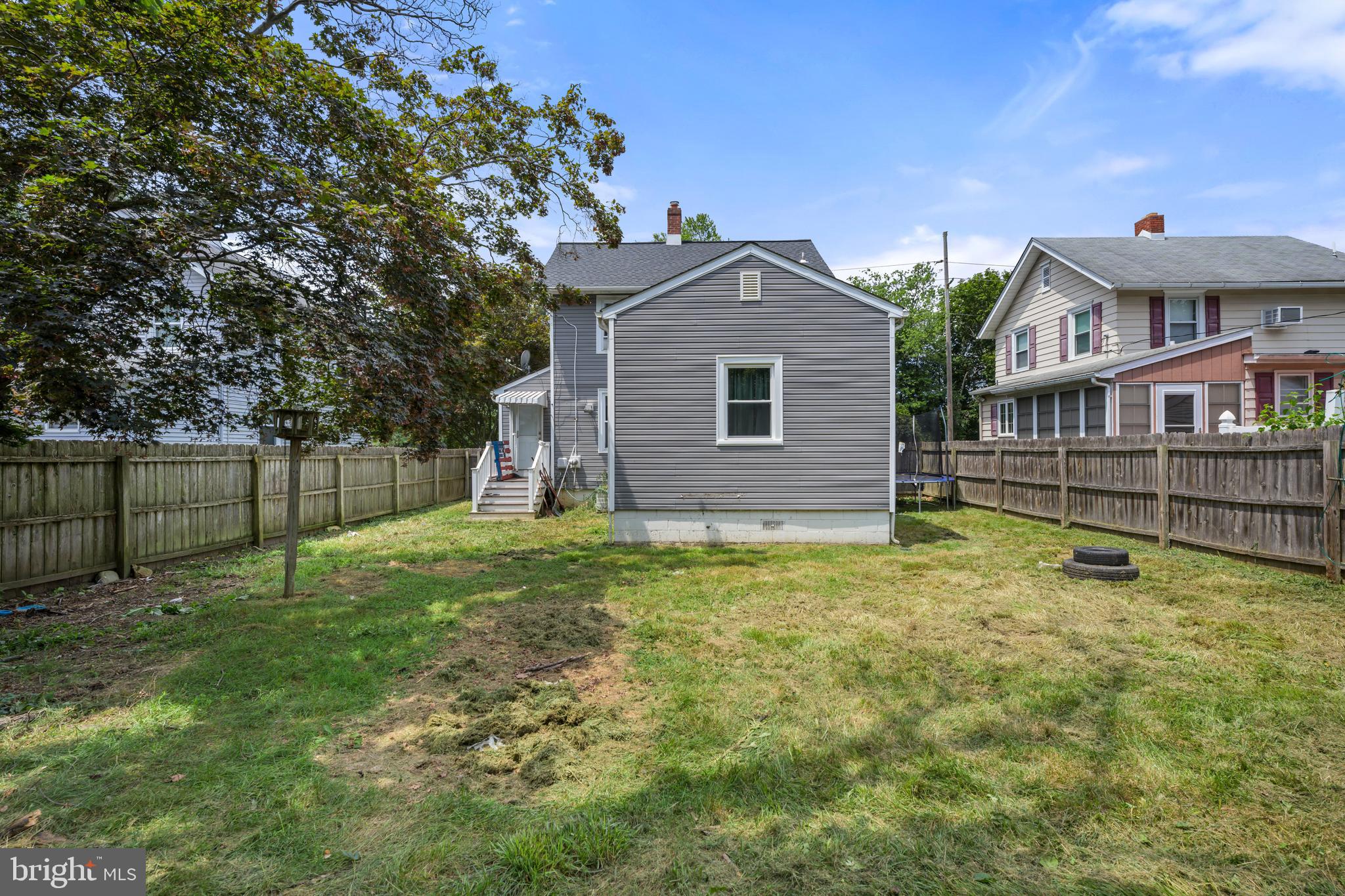 289 E St