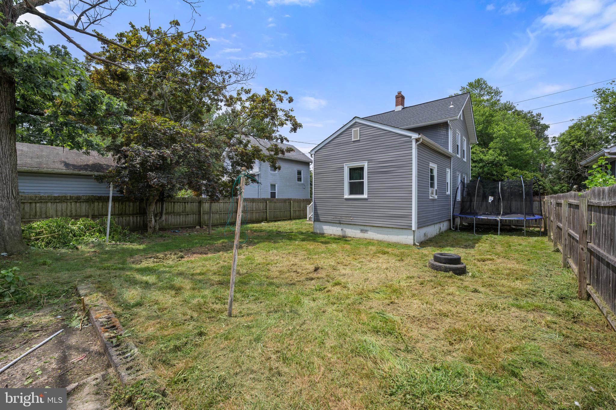 289 E St