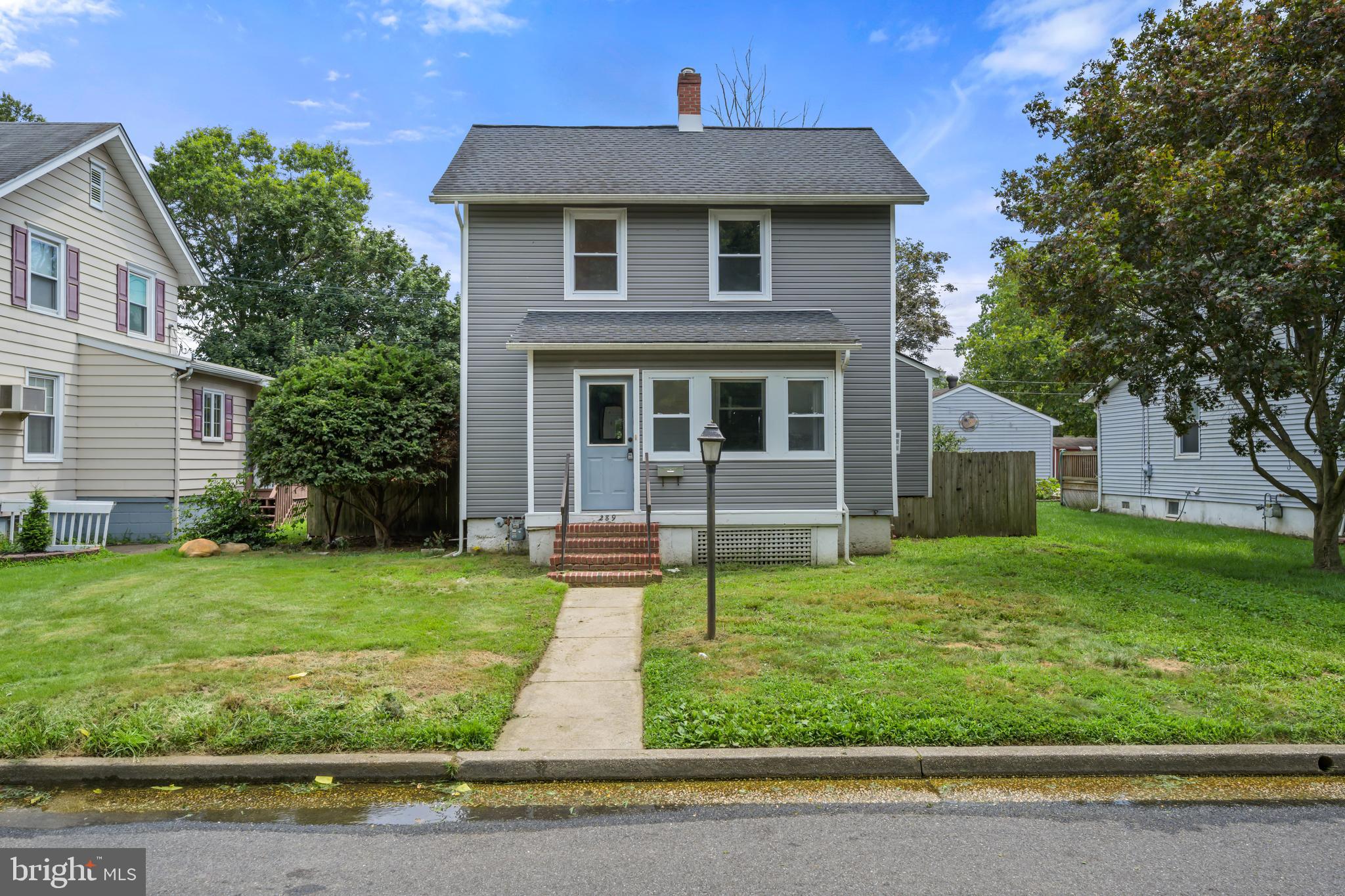 289 E St