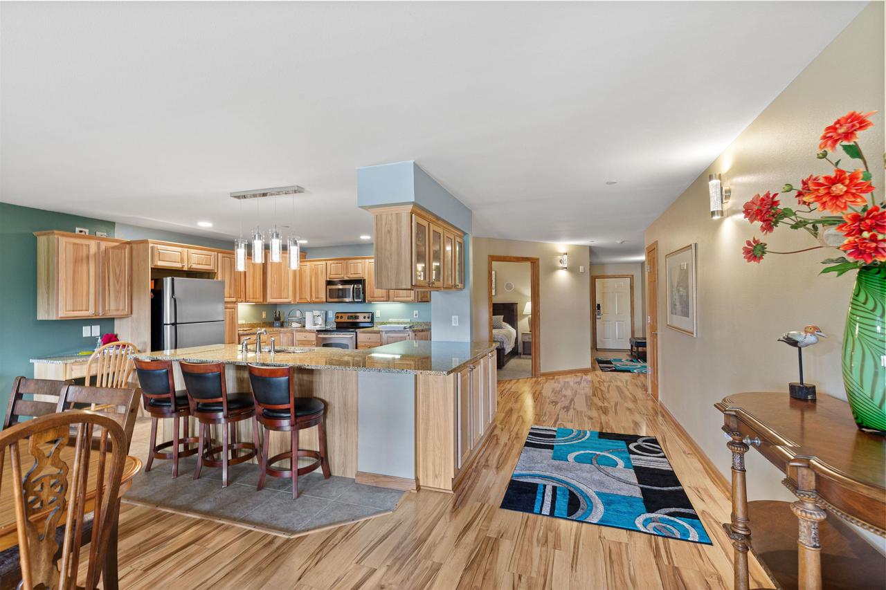 1841-2 20th Boulevard 0102