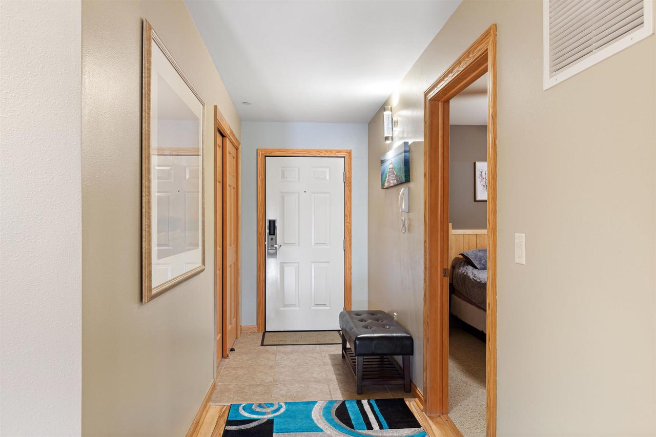 1841-2 20th Boulevard 0102