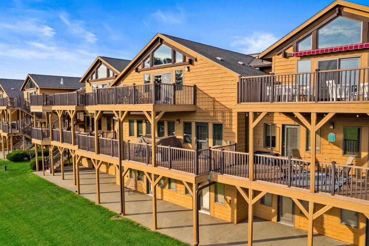 1841-2 20th Boulevard 0102