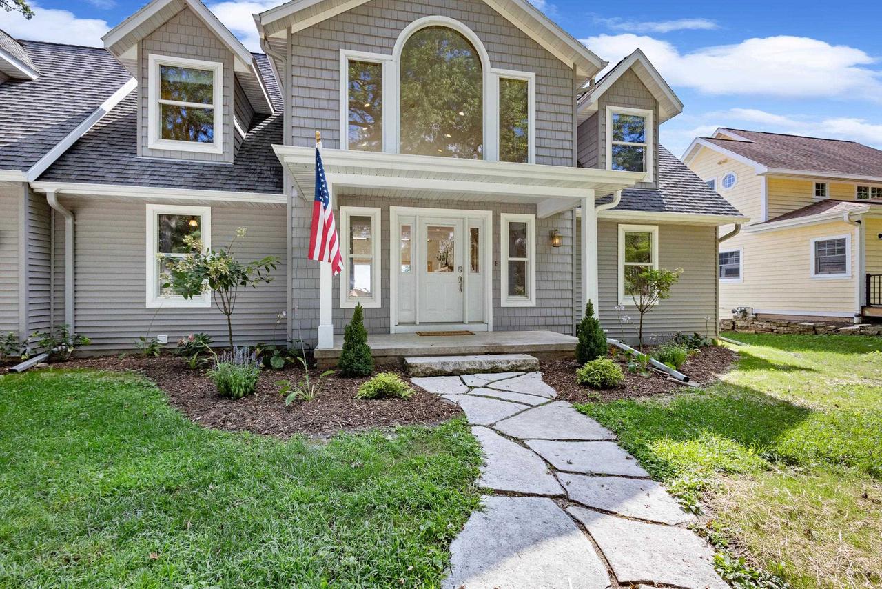 W1053 & W1049 Illinois Avenue