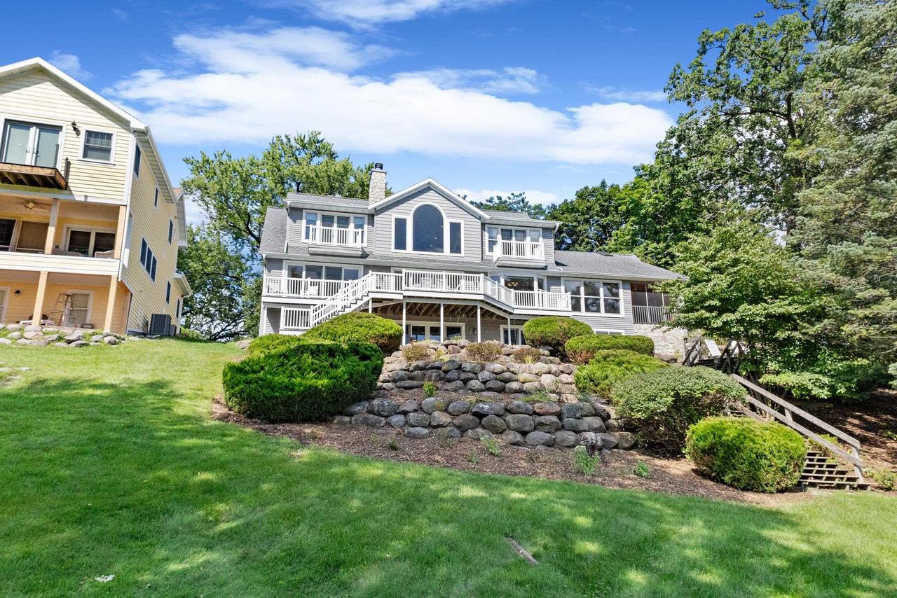 W1053 & W1049 Illinois Avenue