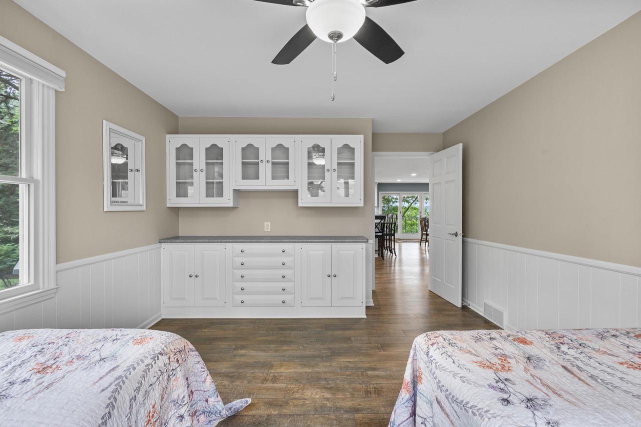 W2250 Oakwood Avenue