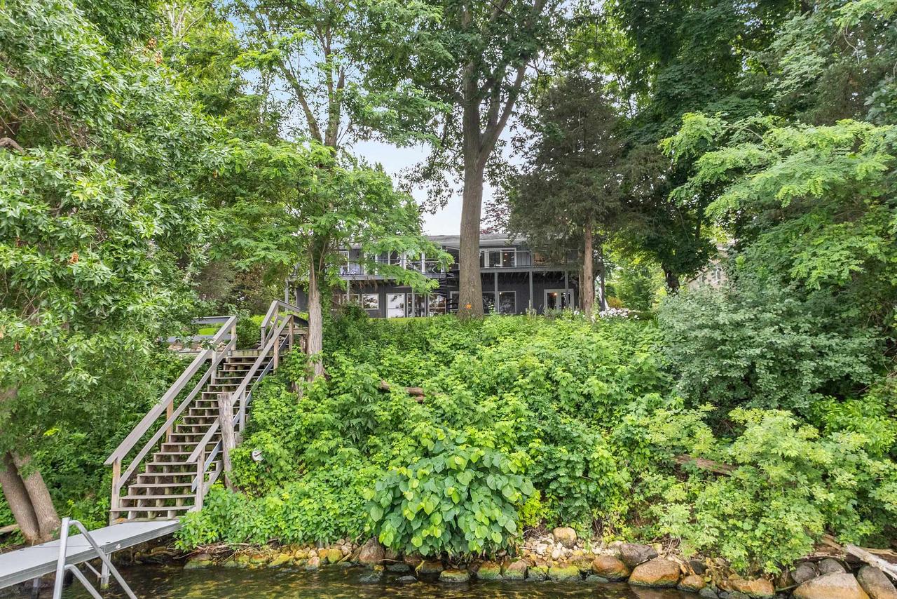 W2250 Oakwood Avenue