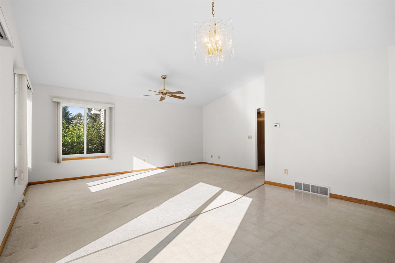 N6009 Heritage Drive 12