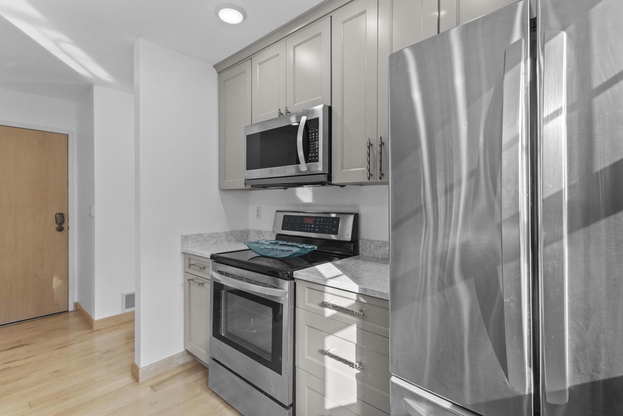 459 Lake Street 206M