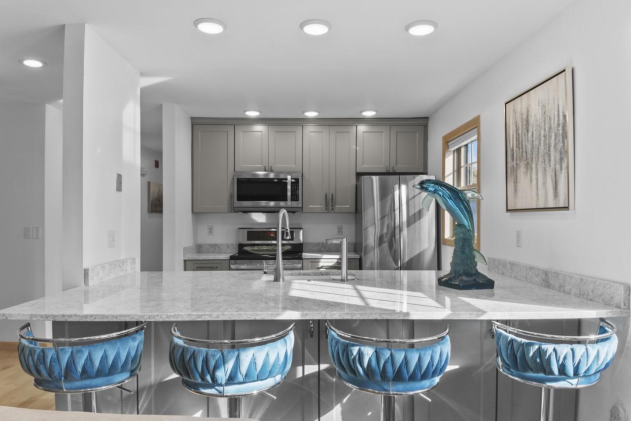 459 Lake Street 206M