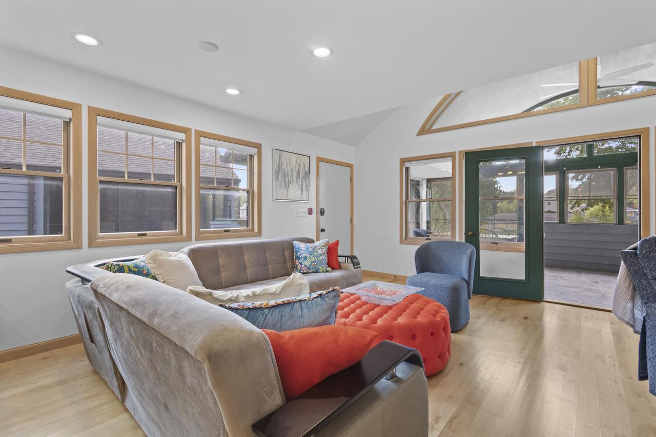 459 Lake Street 206M