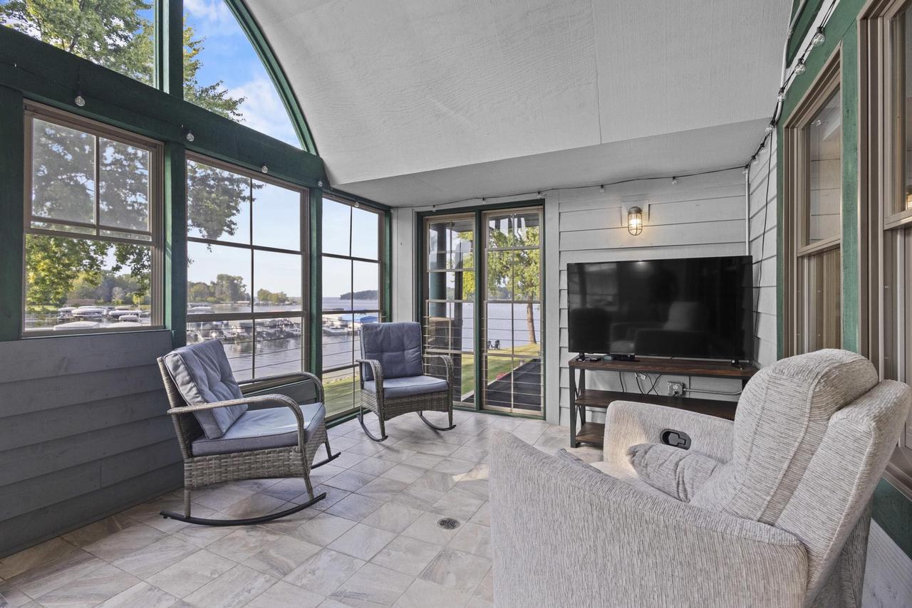 459 Lake Street 206M