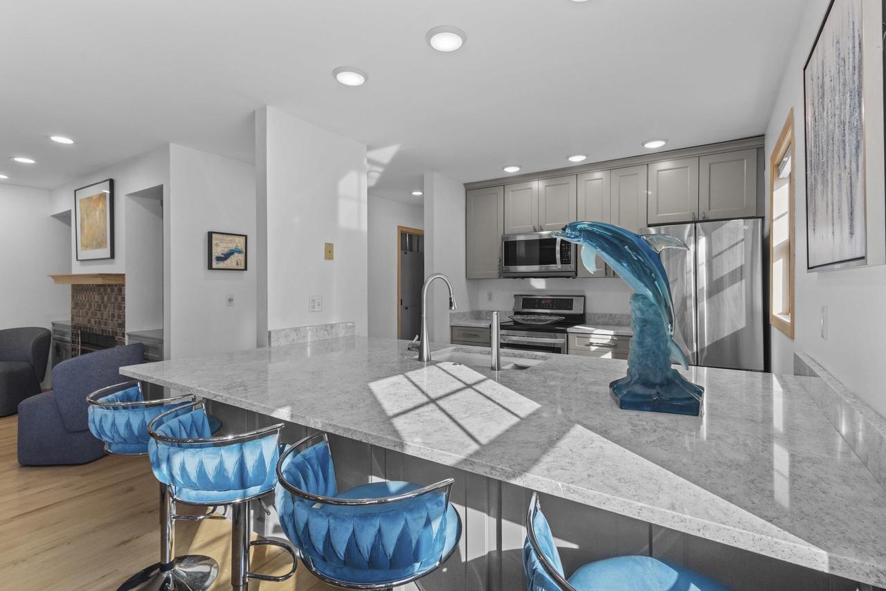 459 Lake Street 206M