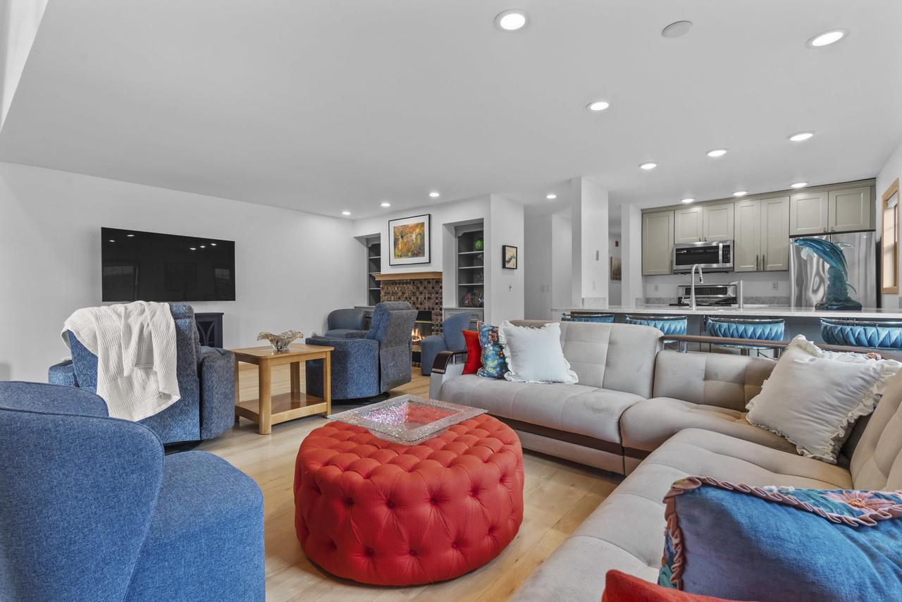 459 Lake Street 206M